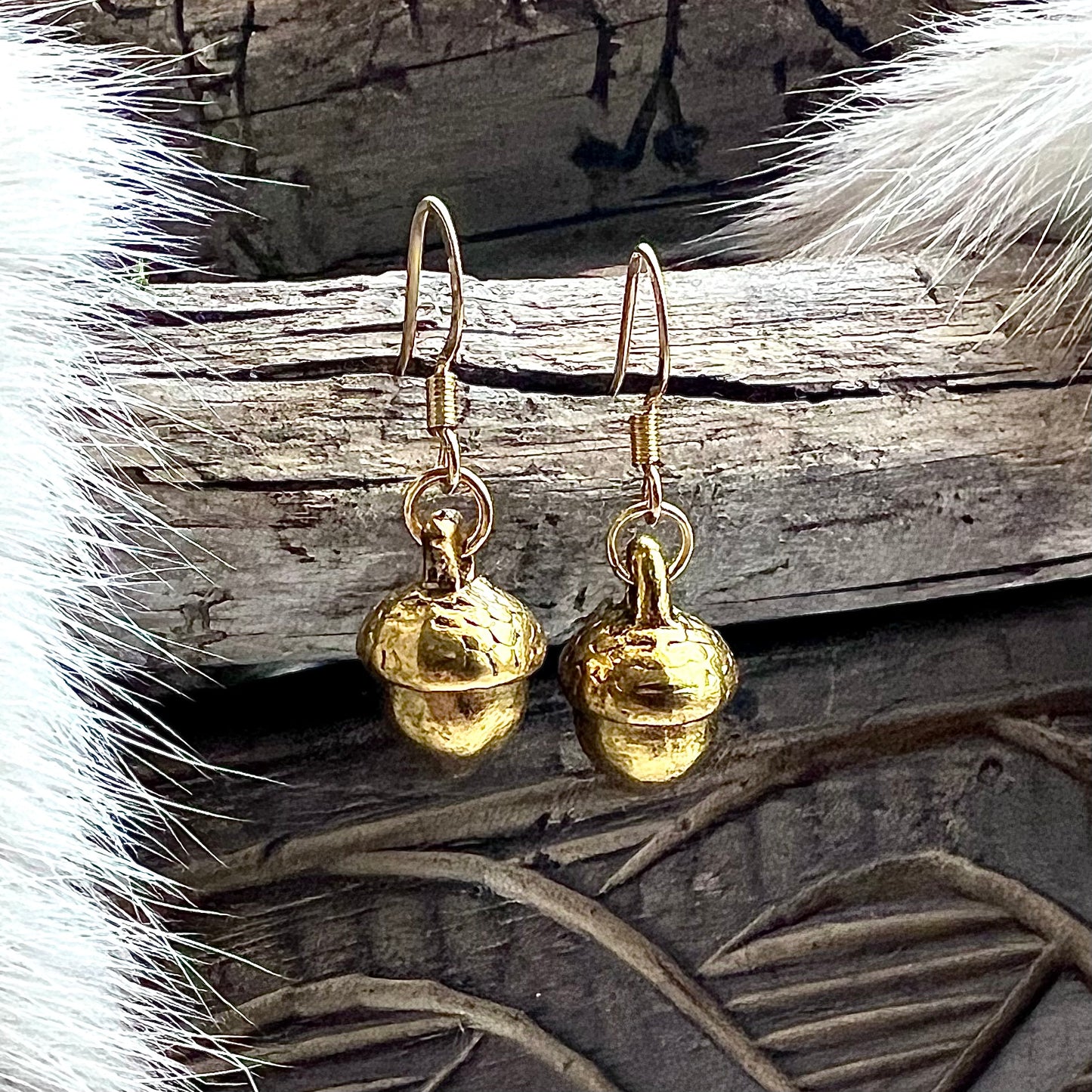 Earrings with small acorns in brass