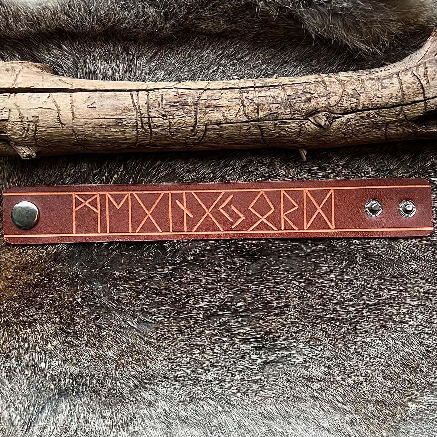 Läderarmband med utskurna runor ’Megingjord’, brunt