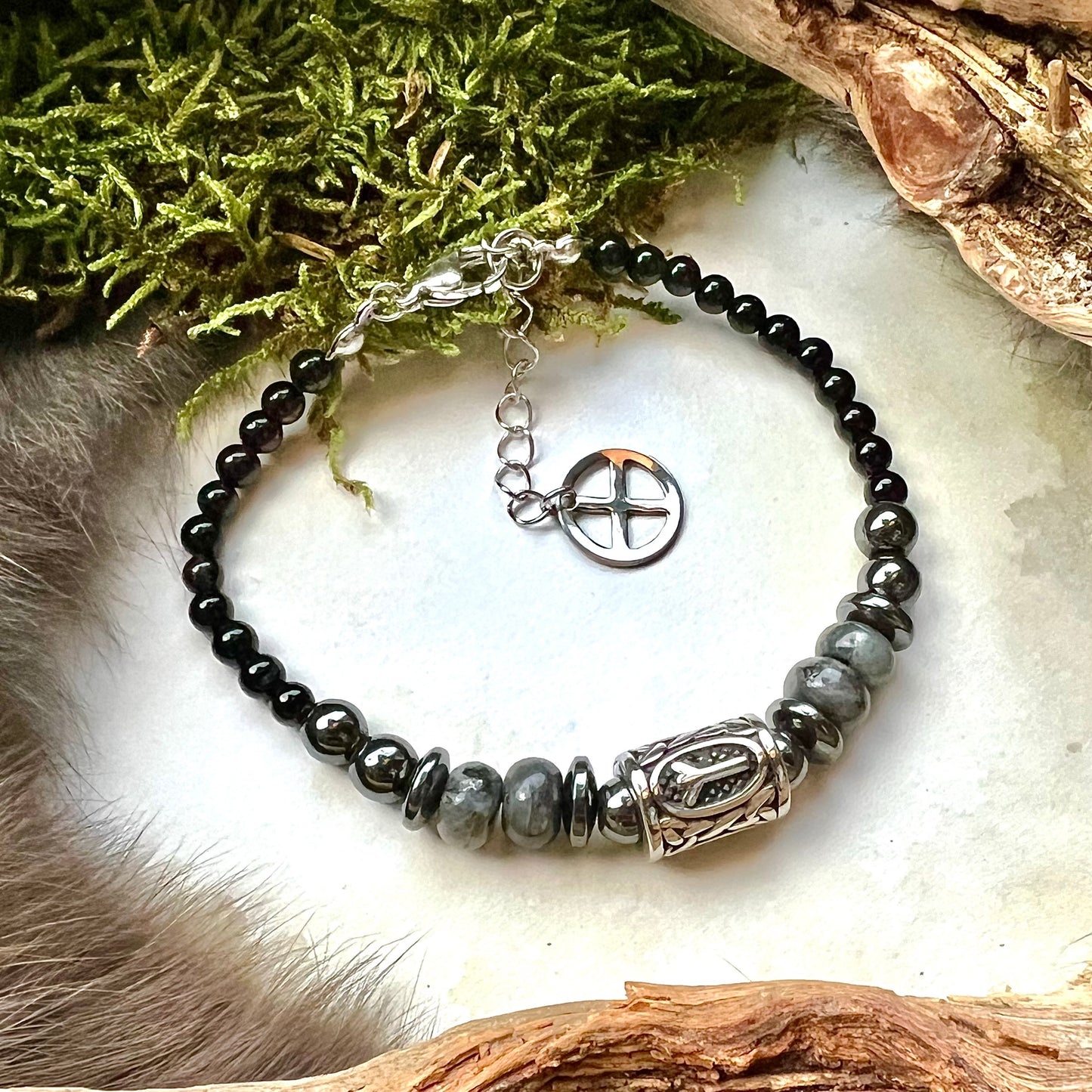 Armband med onyx, hematit, labradorit och skyddsruna