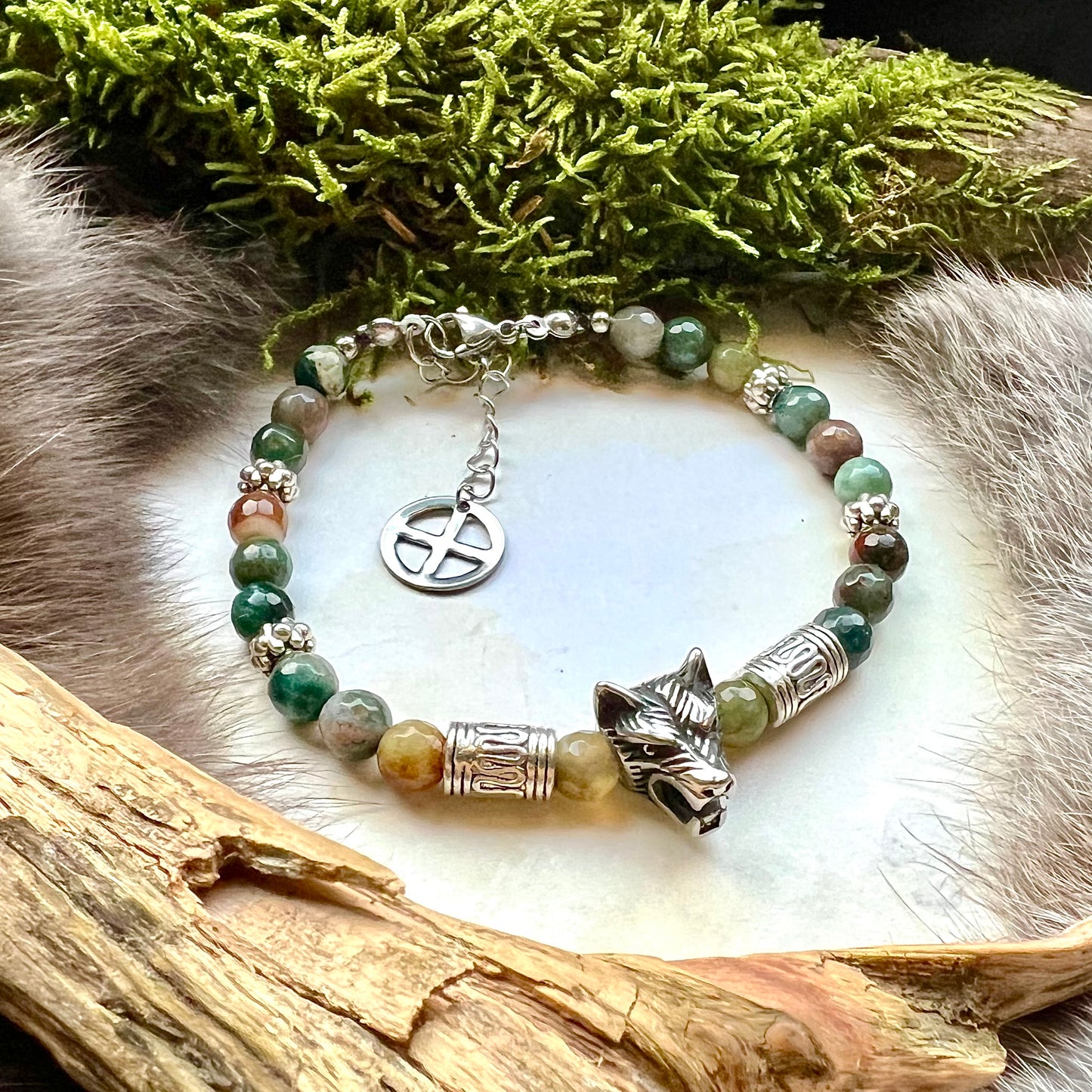 Armband med indisk fasetterad agat och varghuvud