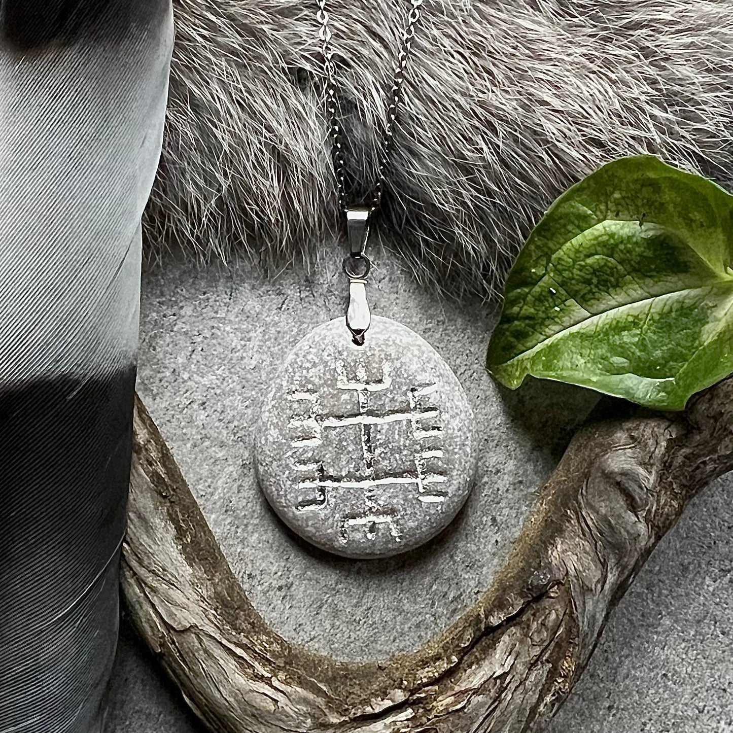 Necklace with bindrune/galdrast 'Herzlustafir' in genuine silver. For strength and courage.