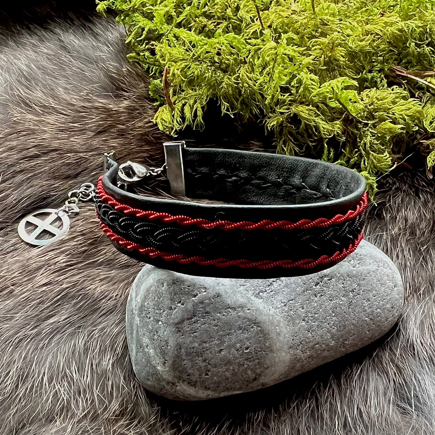 Tenntrådsarmband med svart fläta och röd kant