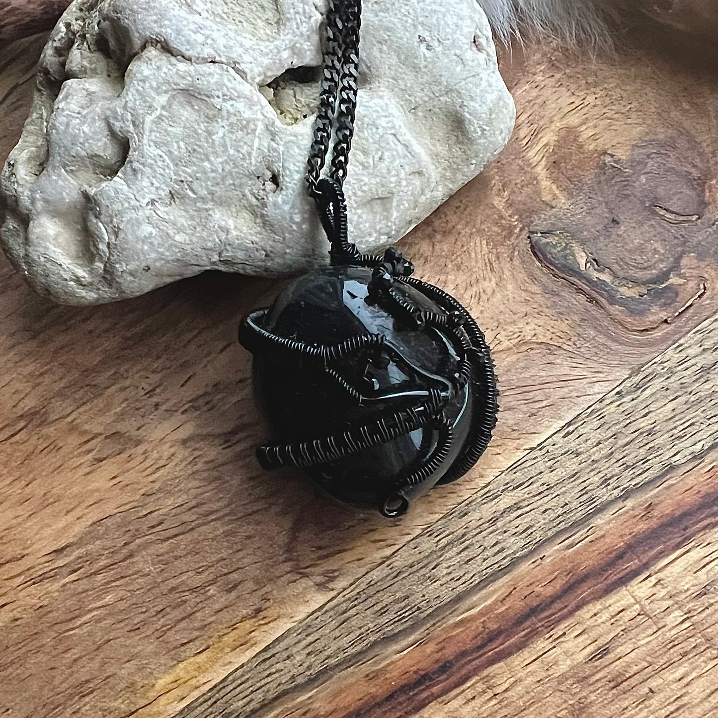 Necklace with black agate and copper wire snake