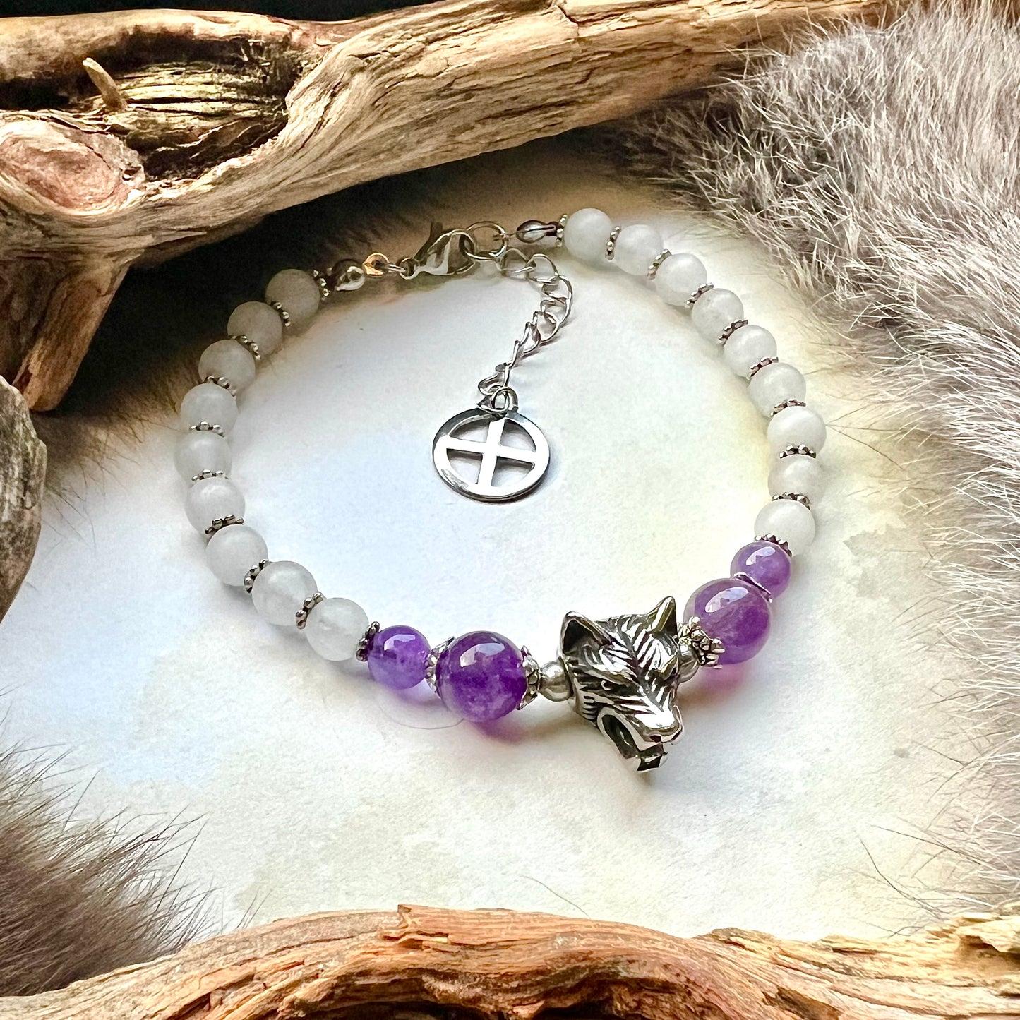 Armband med vit frostad jade, ametist och varghuvud