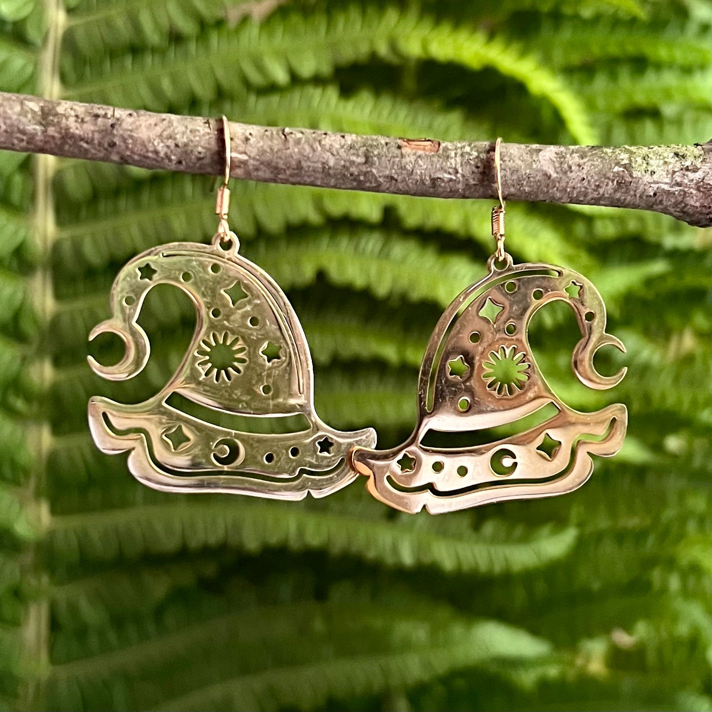 Earrings with witch hats in gold-colored steel