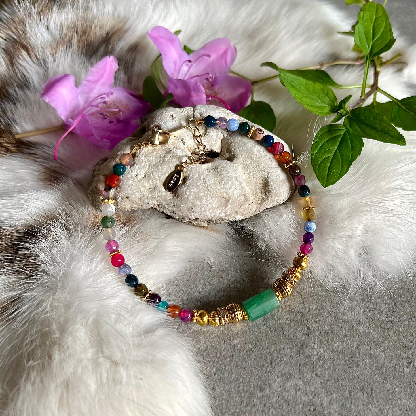 Bracelet with banded agate and emerald cut green quartz