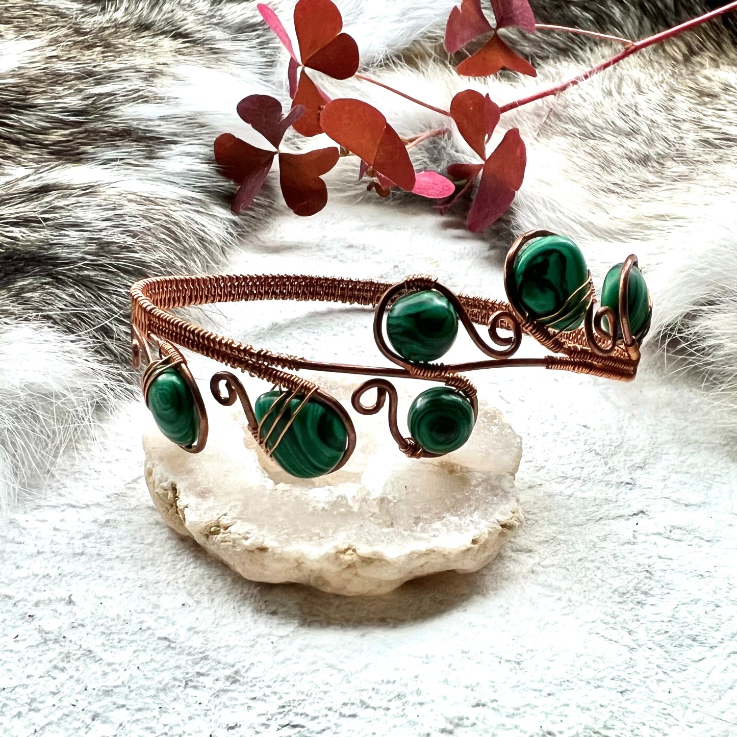 Bracelet with malachite and copper wire