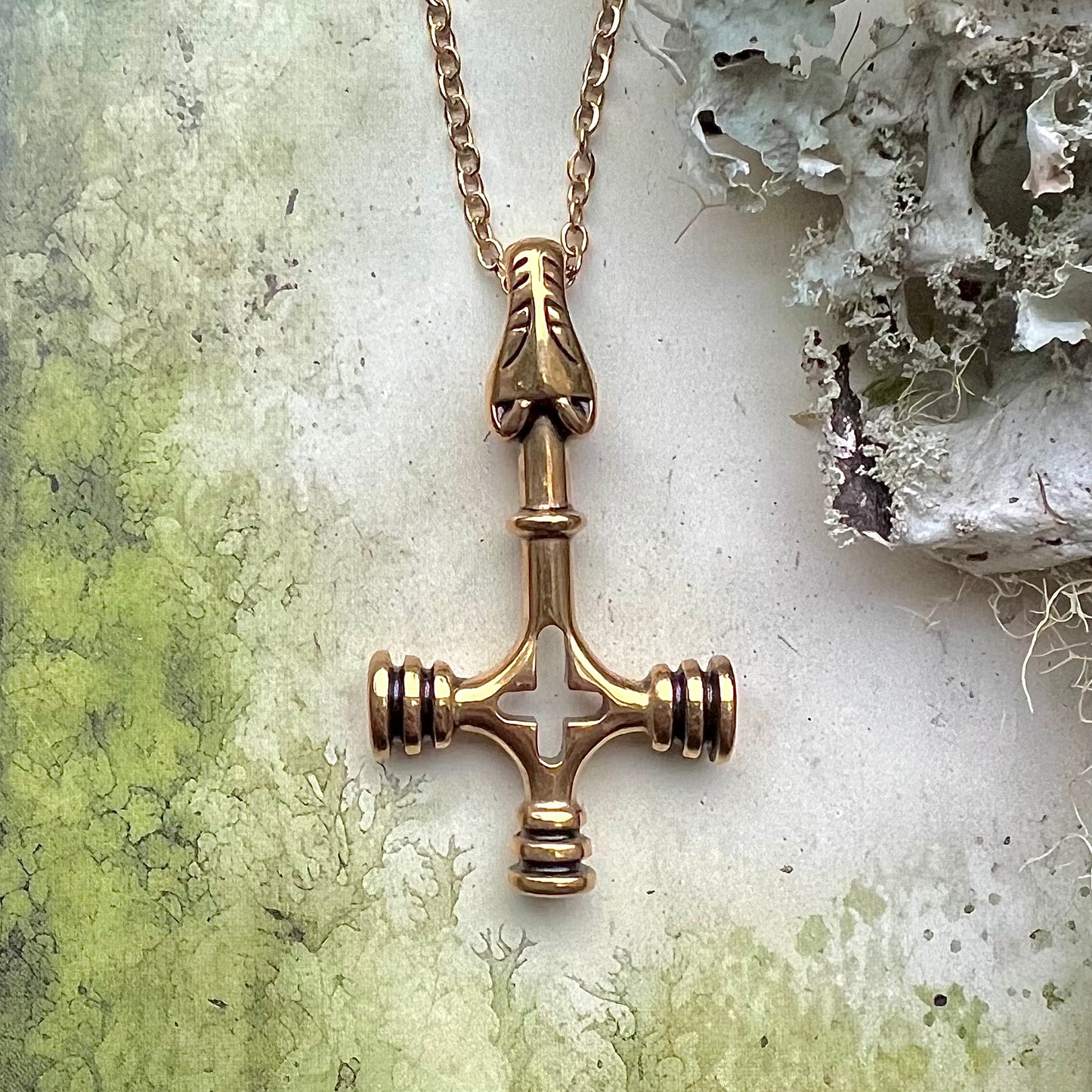 Vikingasmycke halsband med isländskt vargkors, guld