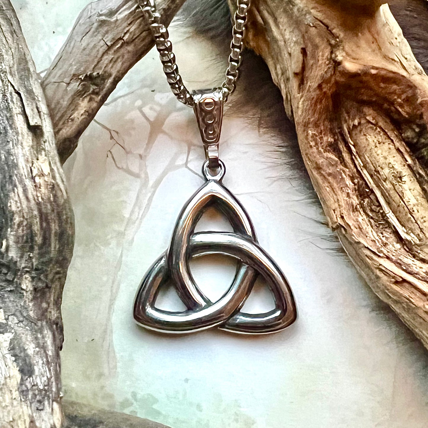 Keltiskt halsband med Triquetra