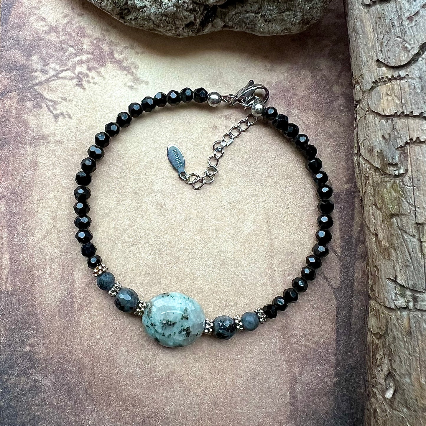 Bracelet with rainbow pattern