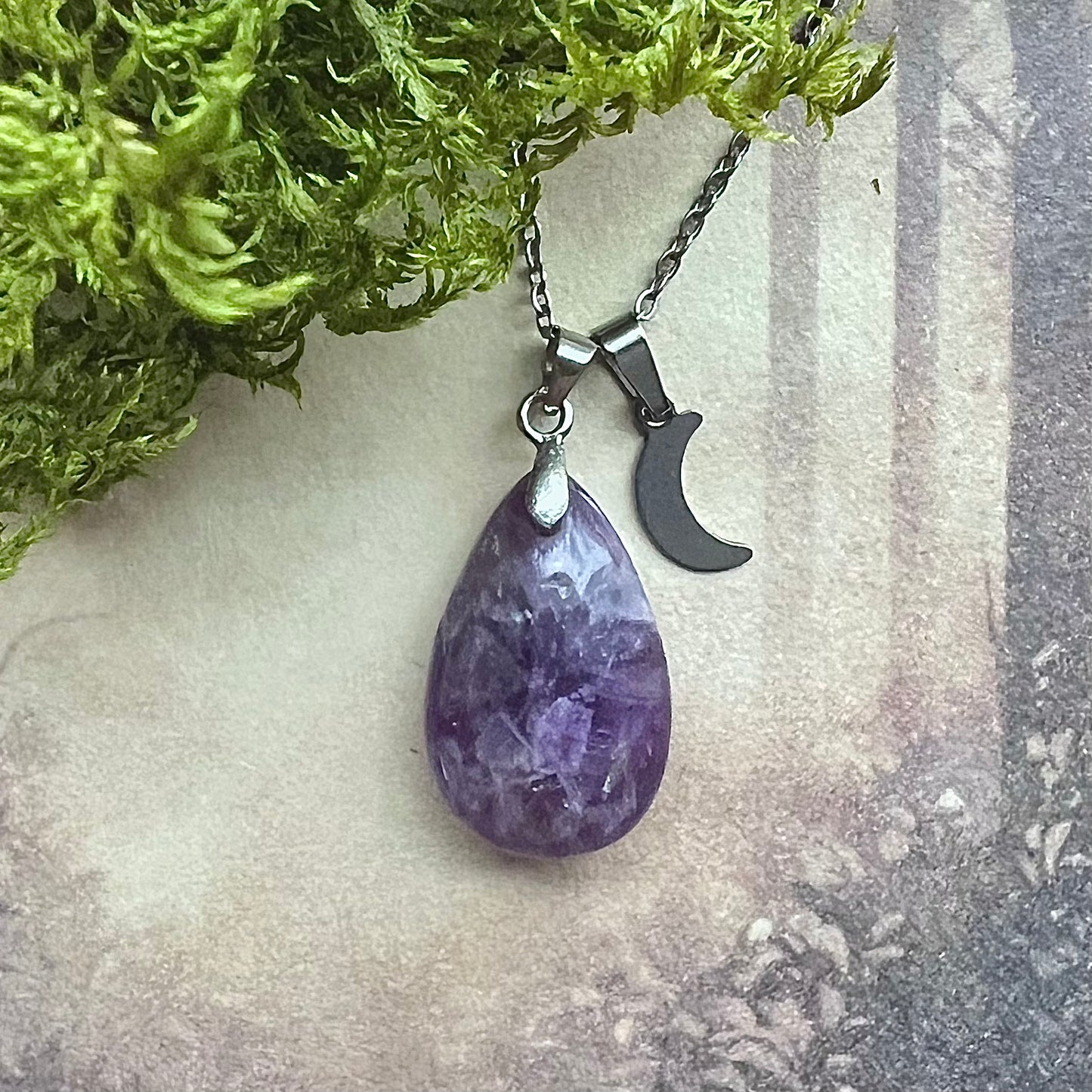 Necklace with drop-shaped amethyst