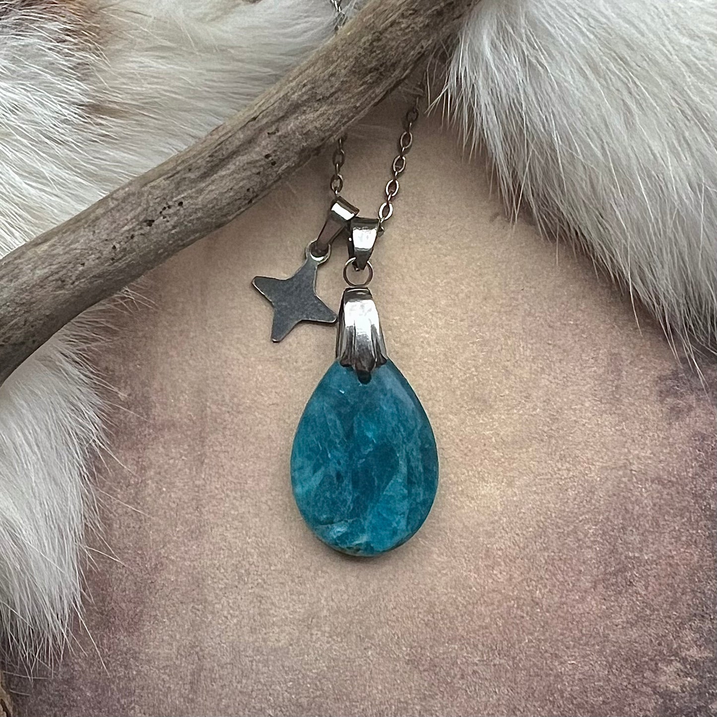 Necklace with drop-shaped apatite