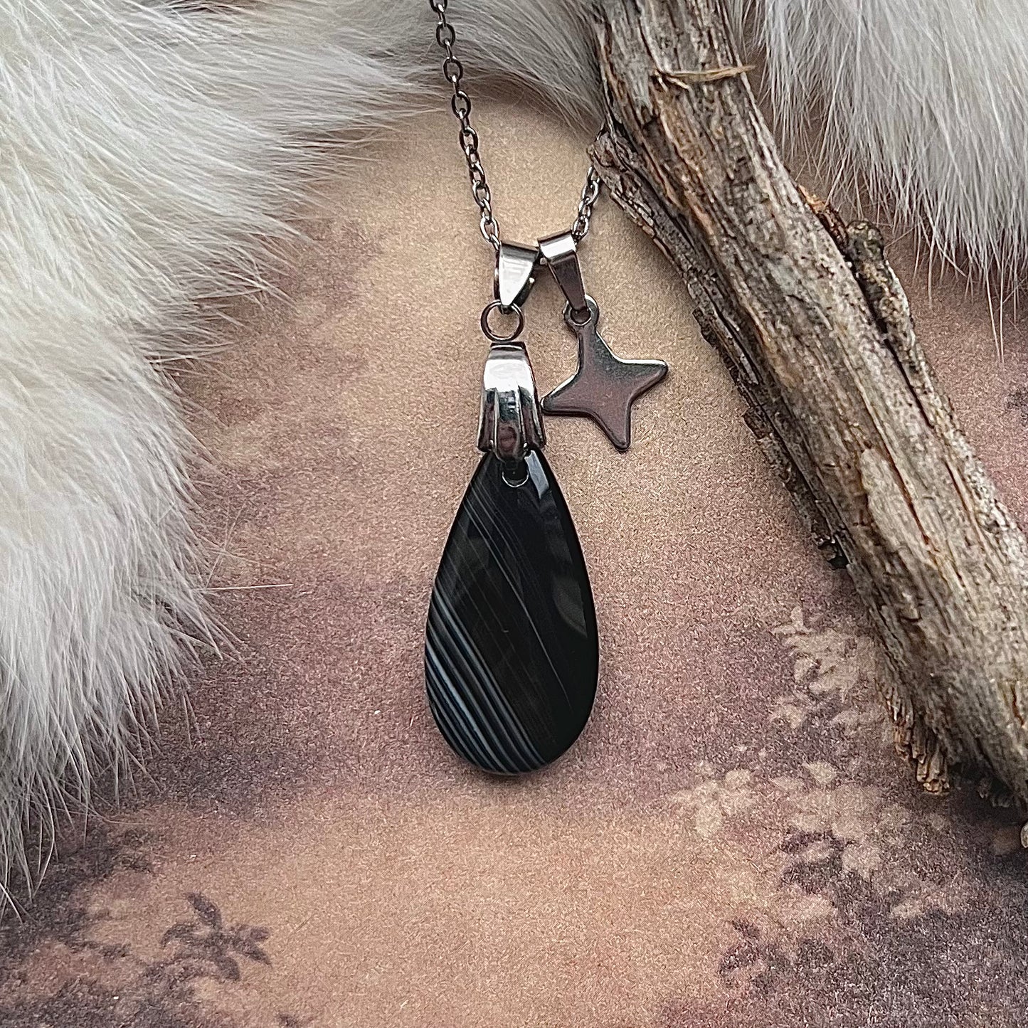 Necklace with drop-shaped black lace agate