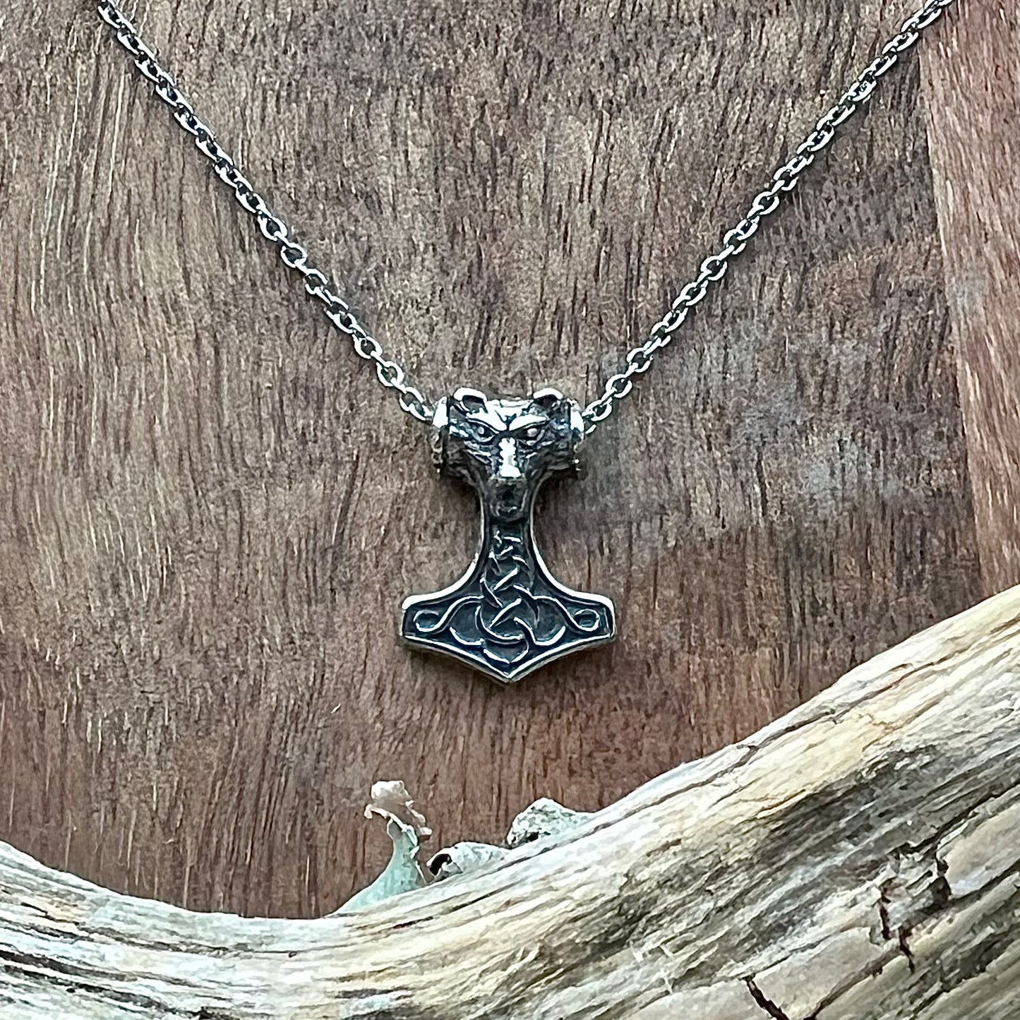 Vikingasmycke halsband med liten torshammare med varghuvud till barn