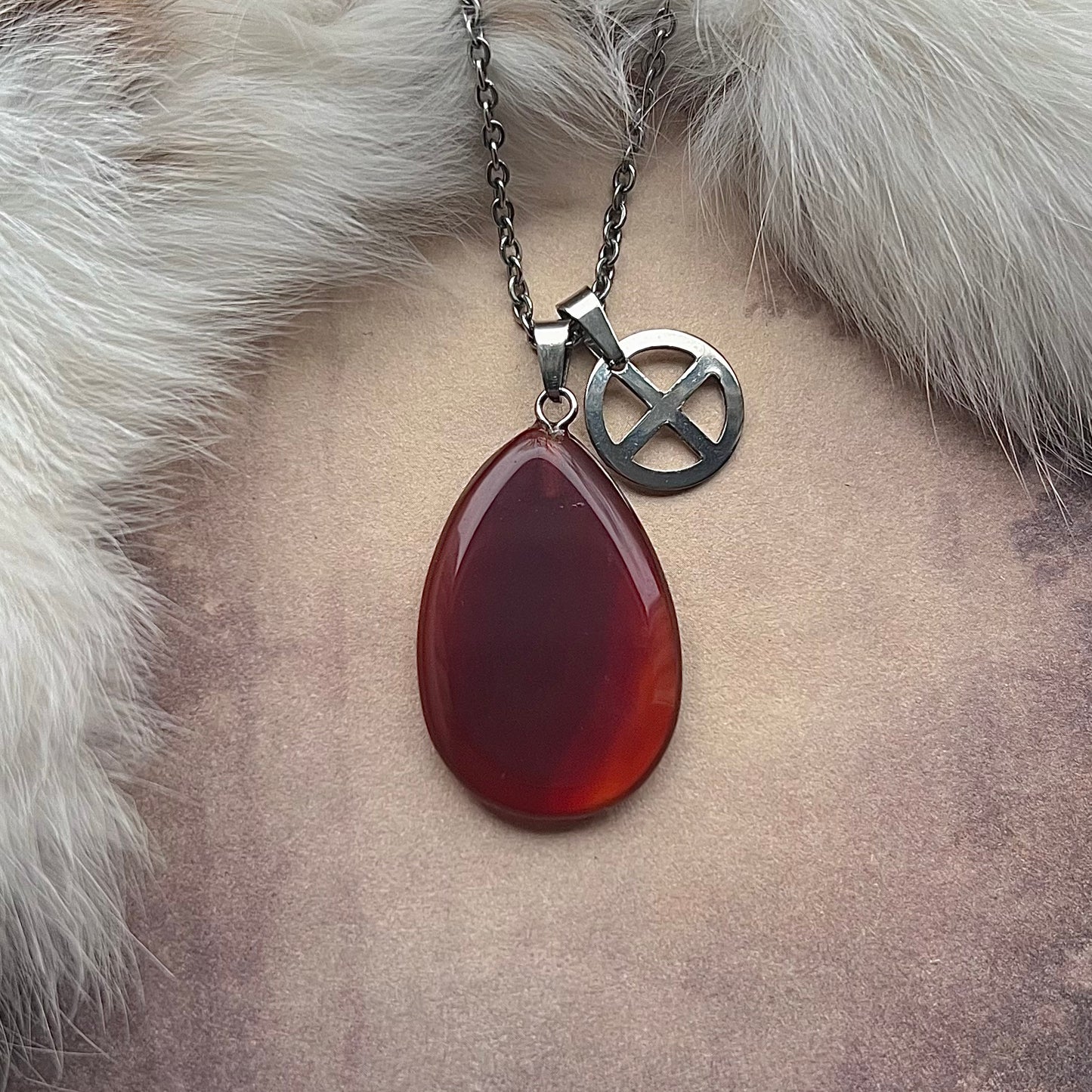 Necklace with drop-shaped carnelian