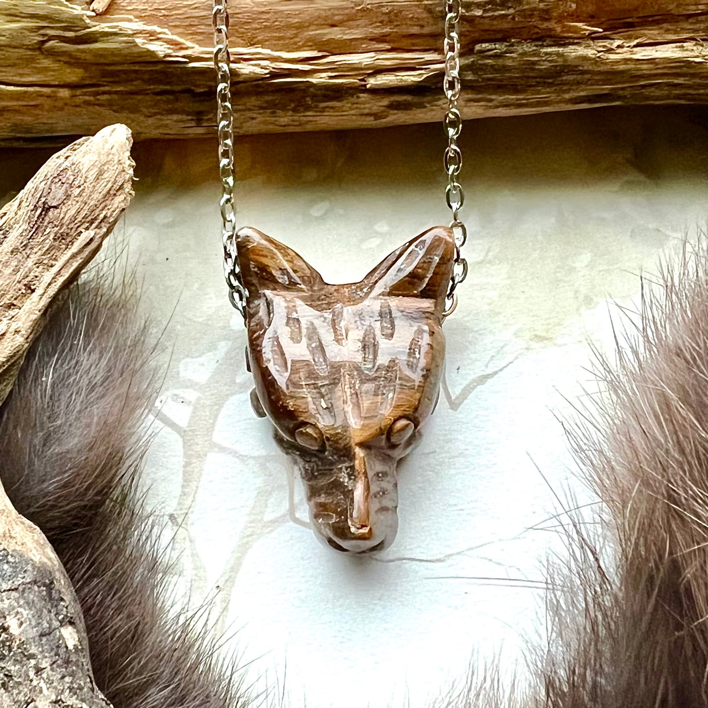 Kristallhalsband med varghuvud av tigeröga