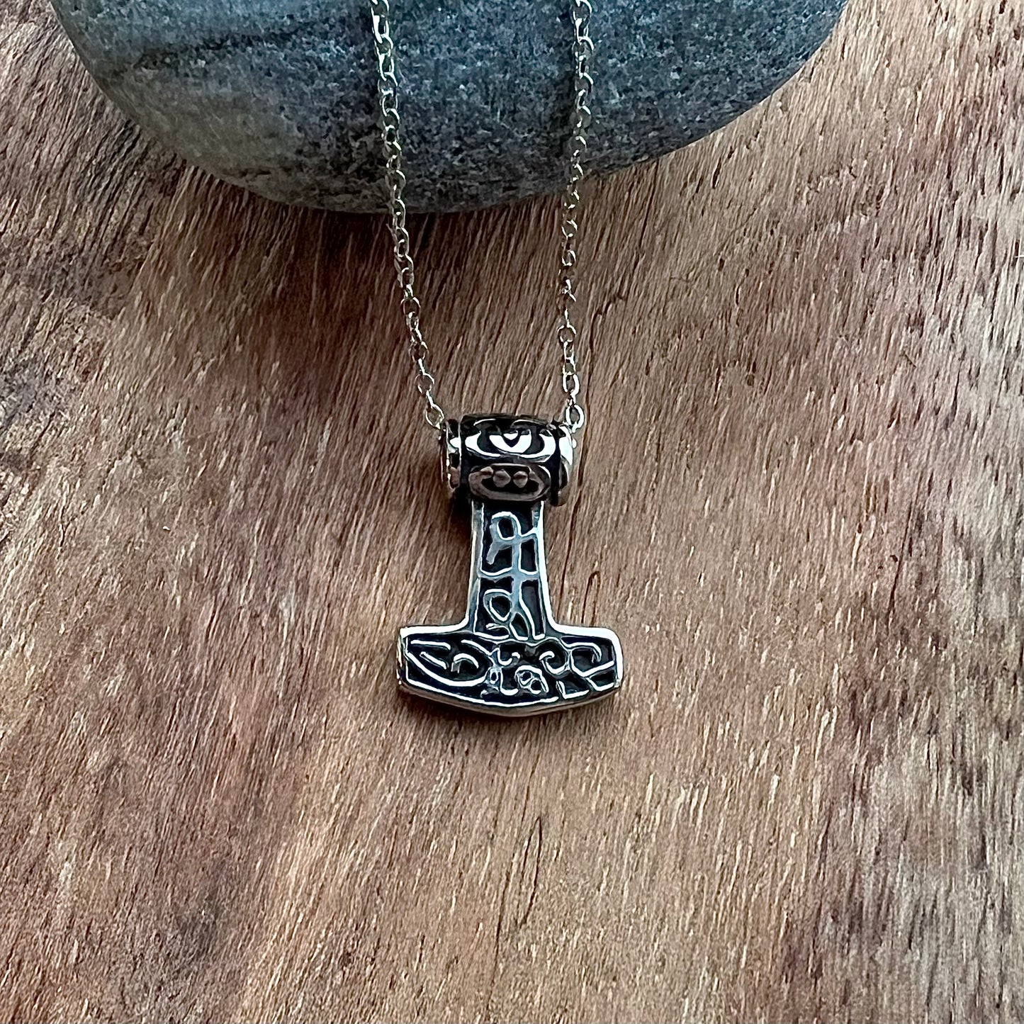 Vikingasmycke halsband med liten keltisk torshammare till barn