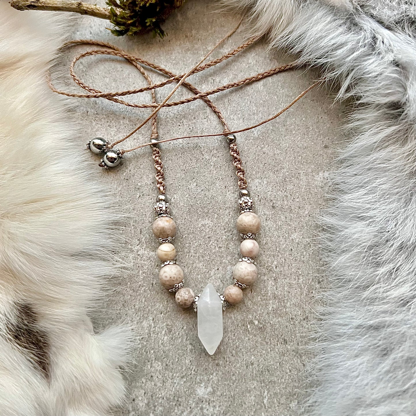 Hand-knotted necklace with maifanite and rock crystal lace