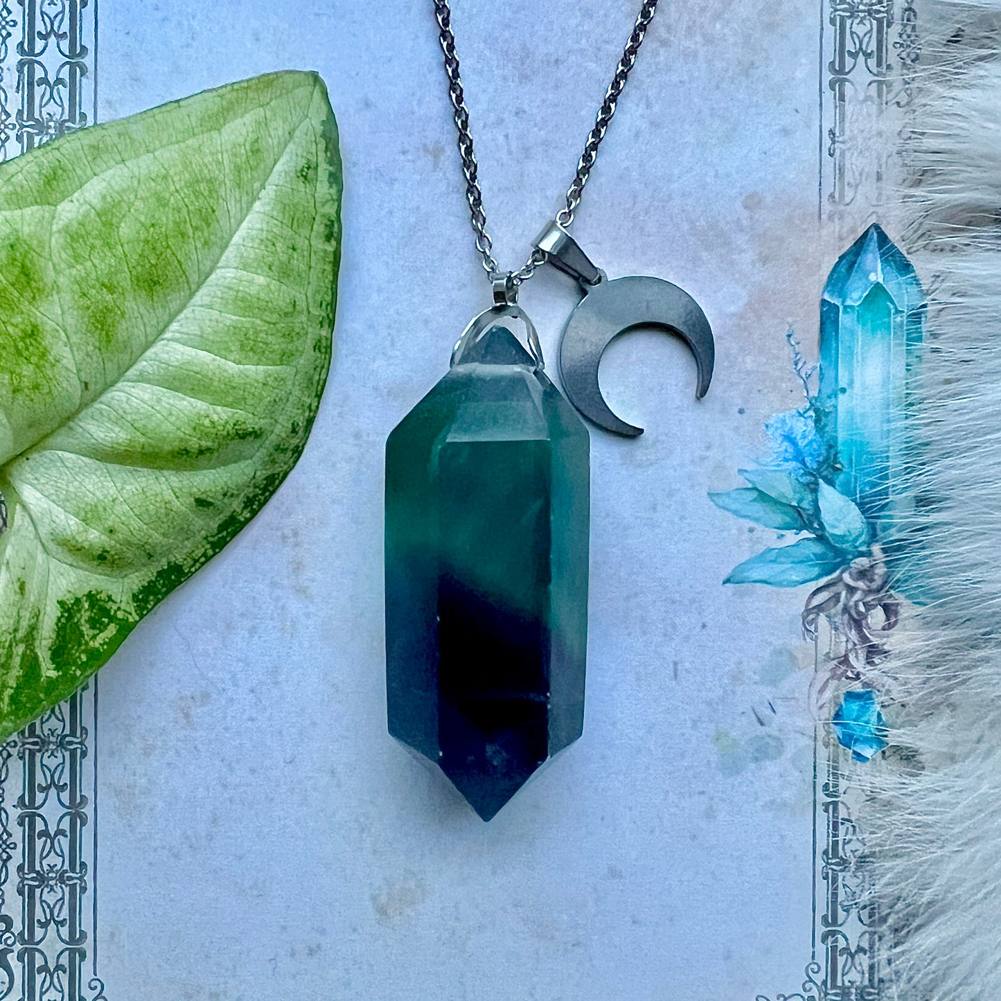 Halsband med stor spets av fluorit