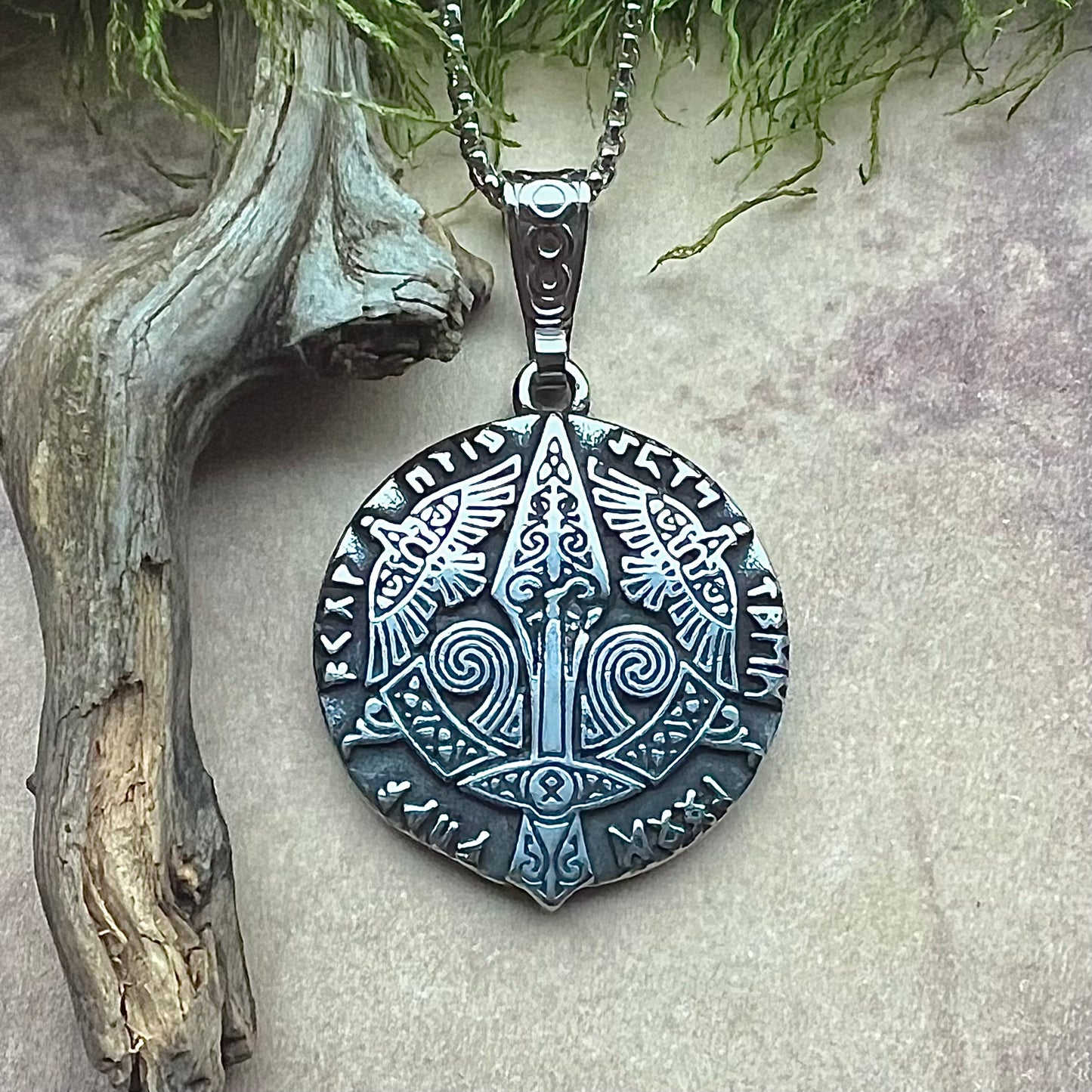 Halsband med Odens spjut Gungner, Hugin och Munin och runan Odal