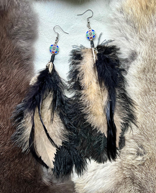 Earrings with large feathers in black and nougat with enameled flower