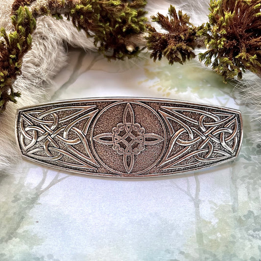Hårspänne med keltisk lyckoknut och triquetra.
