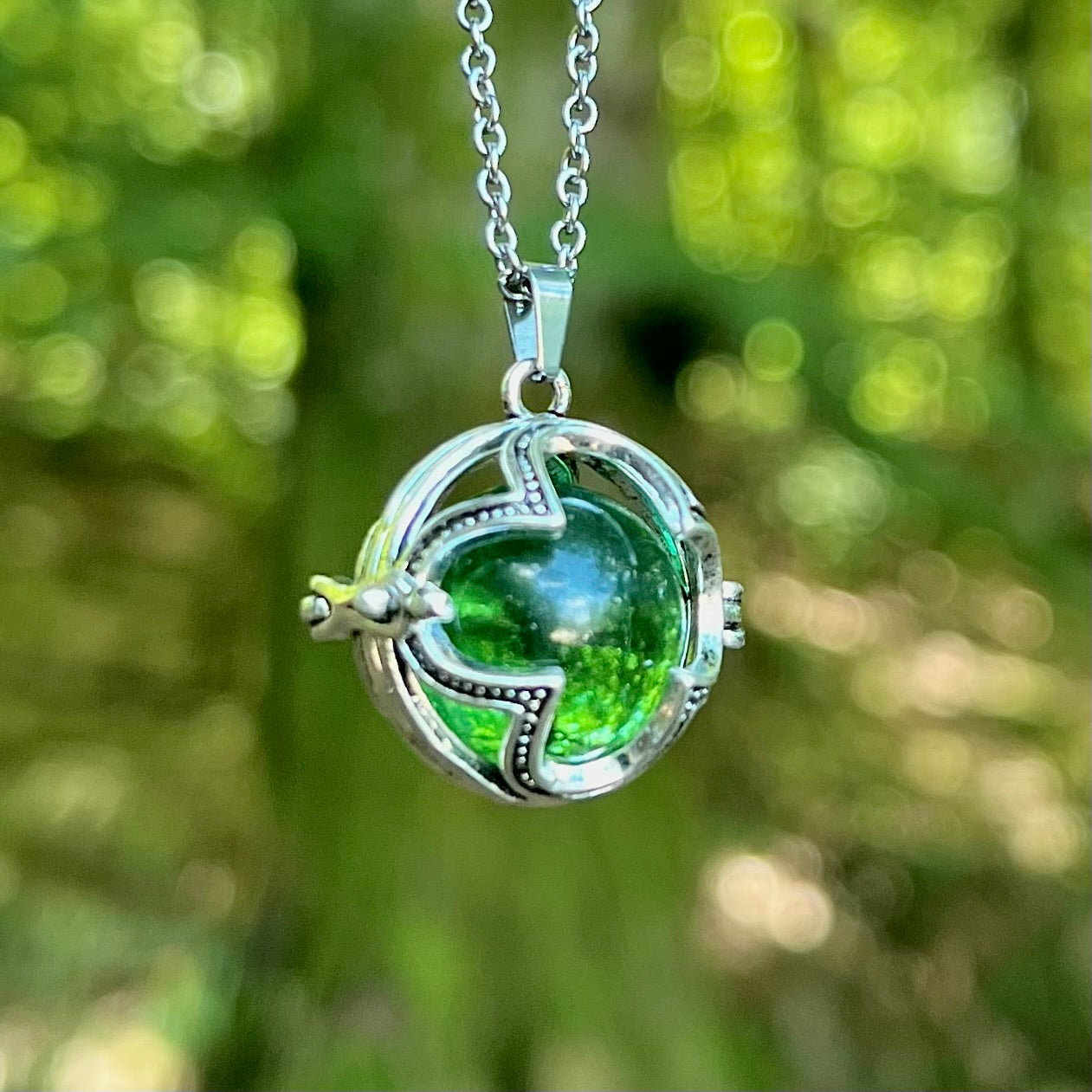 Vikingasmycke halsband med silverfärgad Gotlandskula, grön