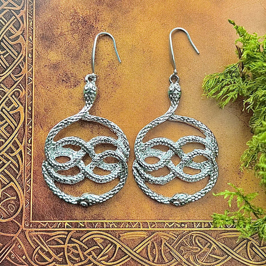 Keltiska örhängen med Ouroboros
