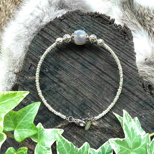 Bracelet with grey-blue agate