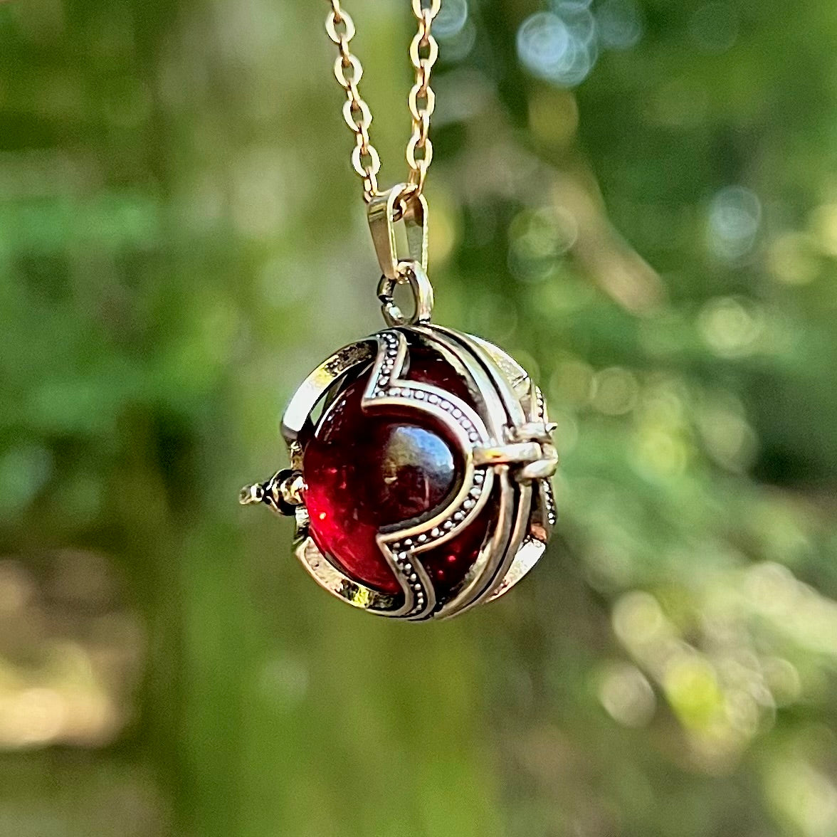 Vikingasmycke halsband med guldfärgad Gotlandskula, röd