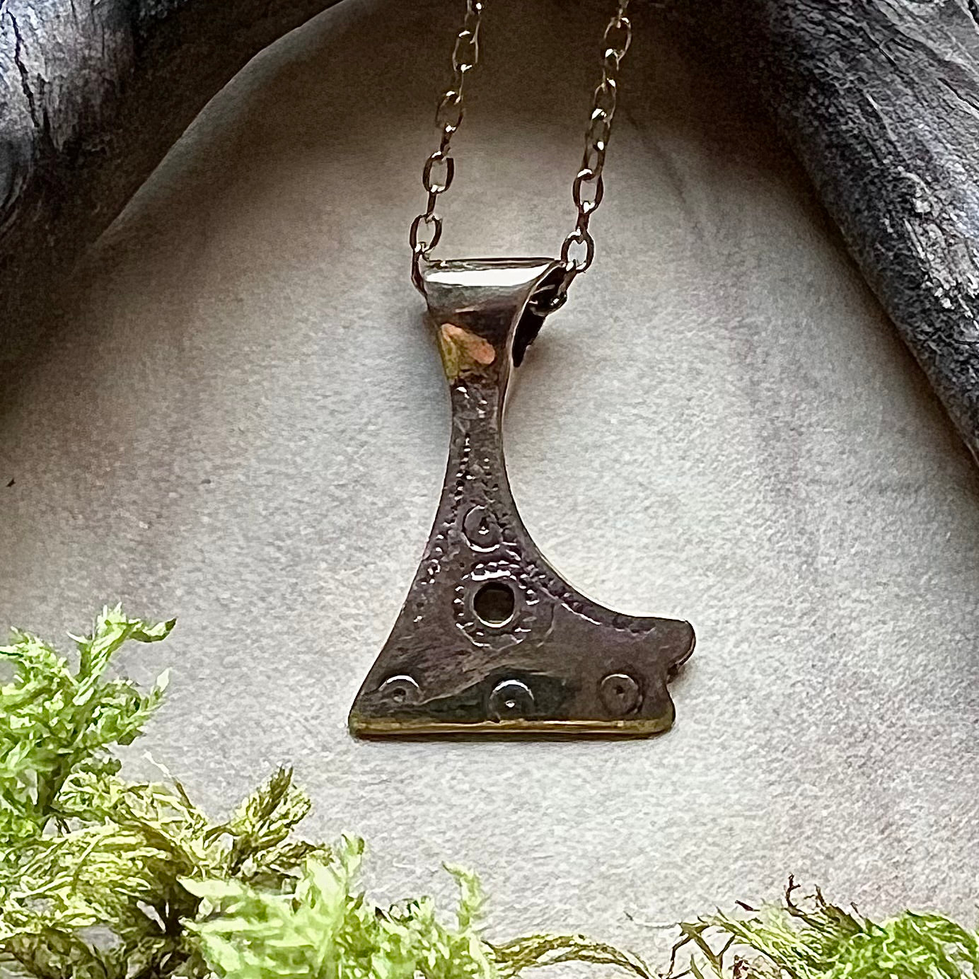 Halsband med skäggyxa i brons