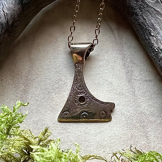 Halsband med skäggyxa i brons