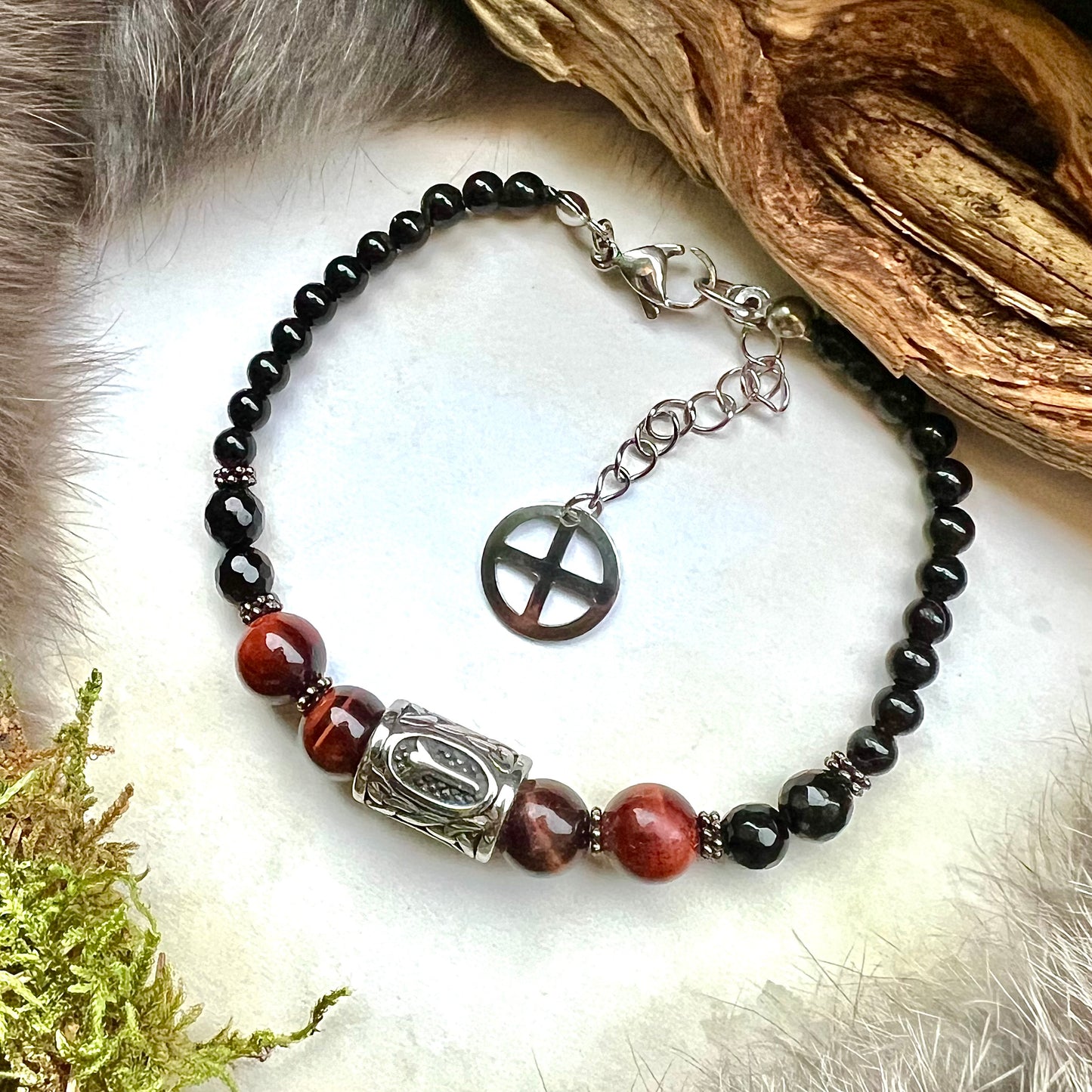 Armband med onyx, röd tigeröga och skyddsruna