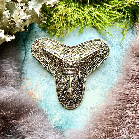 Trefliksspänne, dräktbrosch i guld