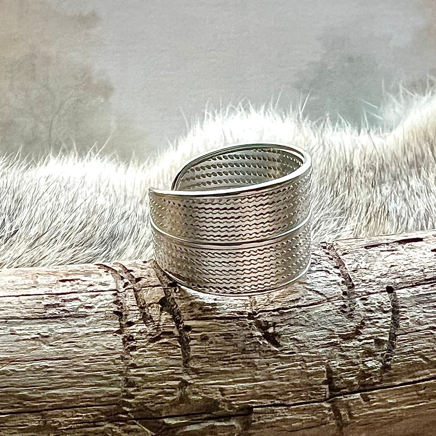 Vikingasmycke ring i öppen modell, mönstrad