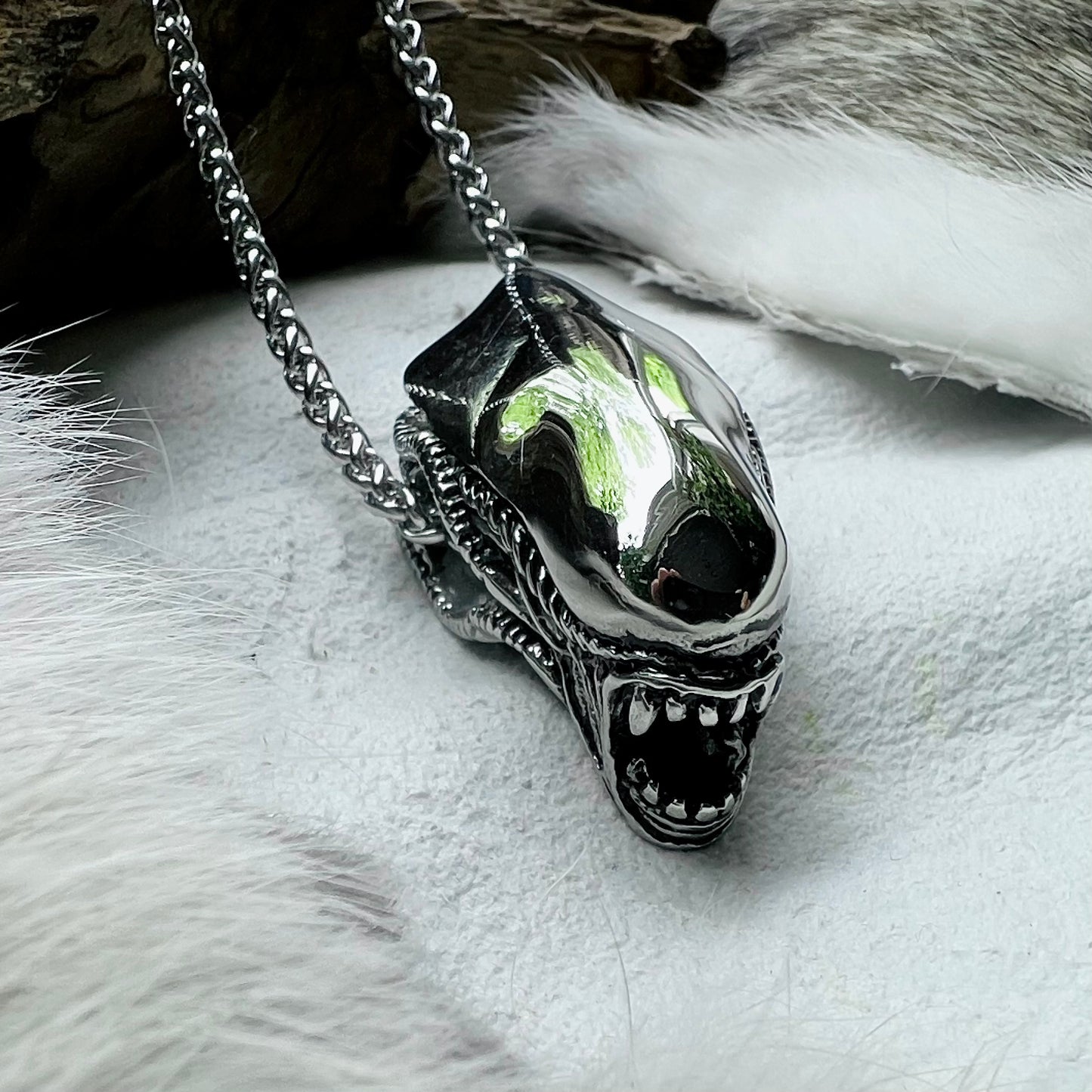 Necklace with Alien, head