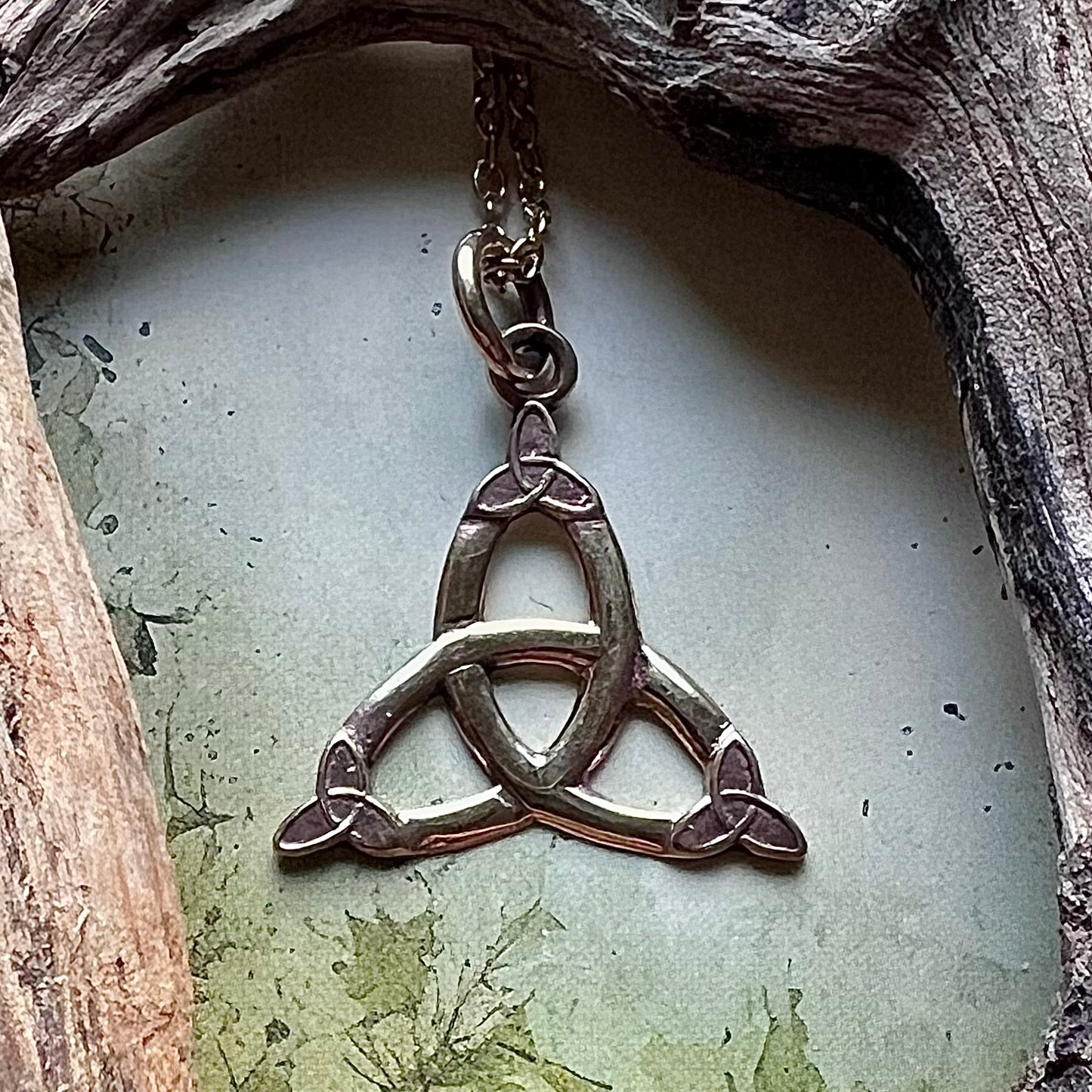 Keltiskt halsband med Triquetra i brons