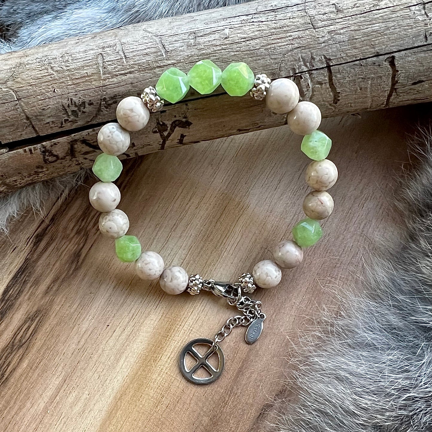 Kristallarmband ’sommarregn’ med peridot och maifanit