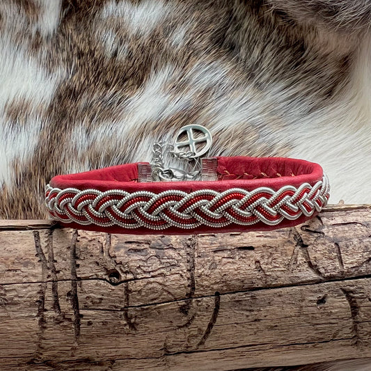 Tenntrådsarmband med röd och silverfärgad fläta