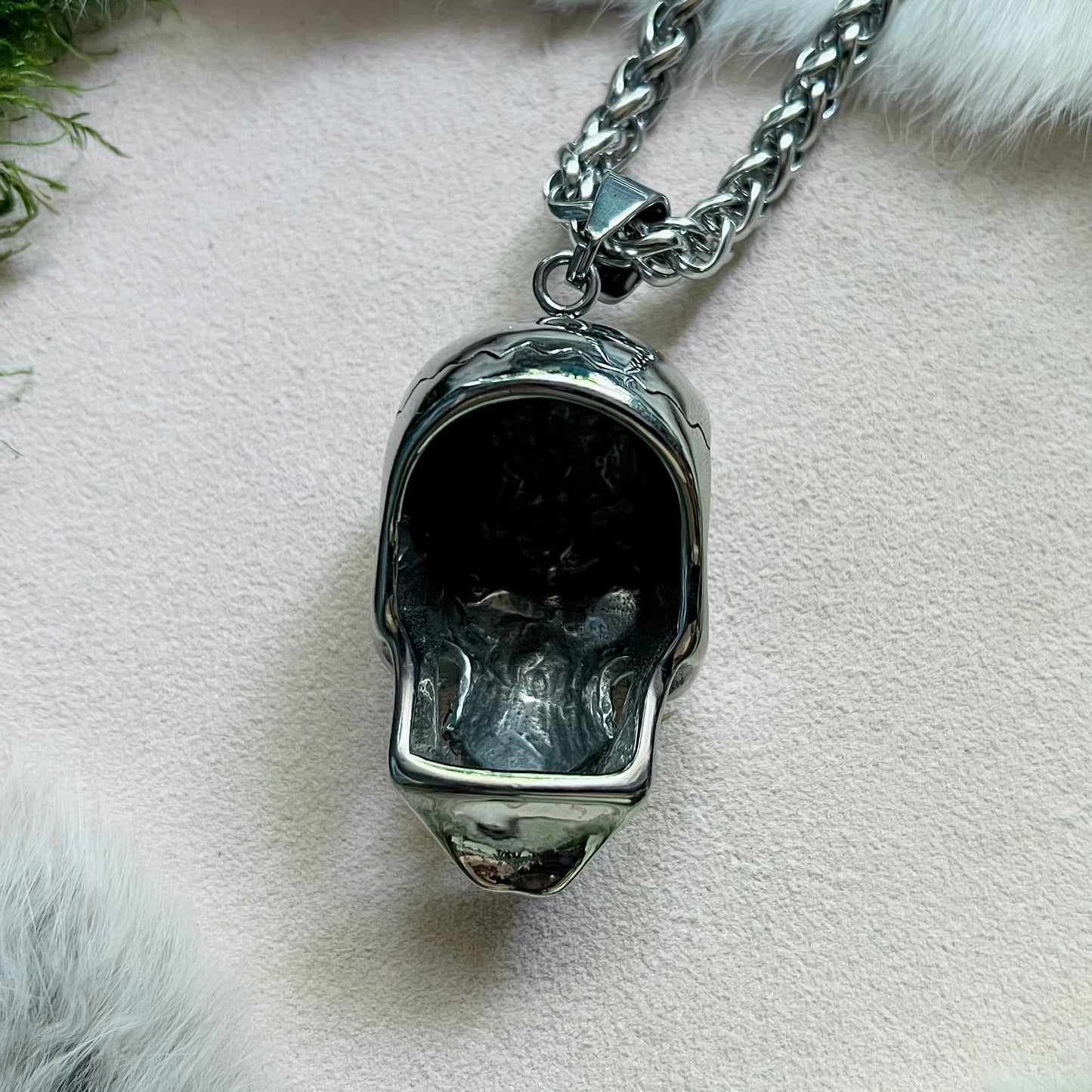 Necklace - Large skull with heavy chain