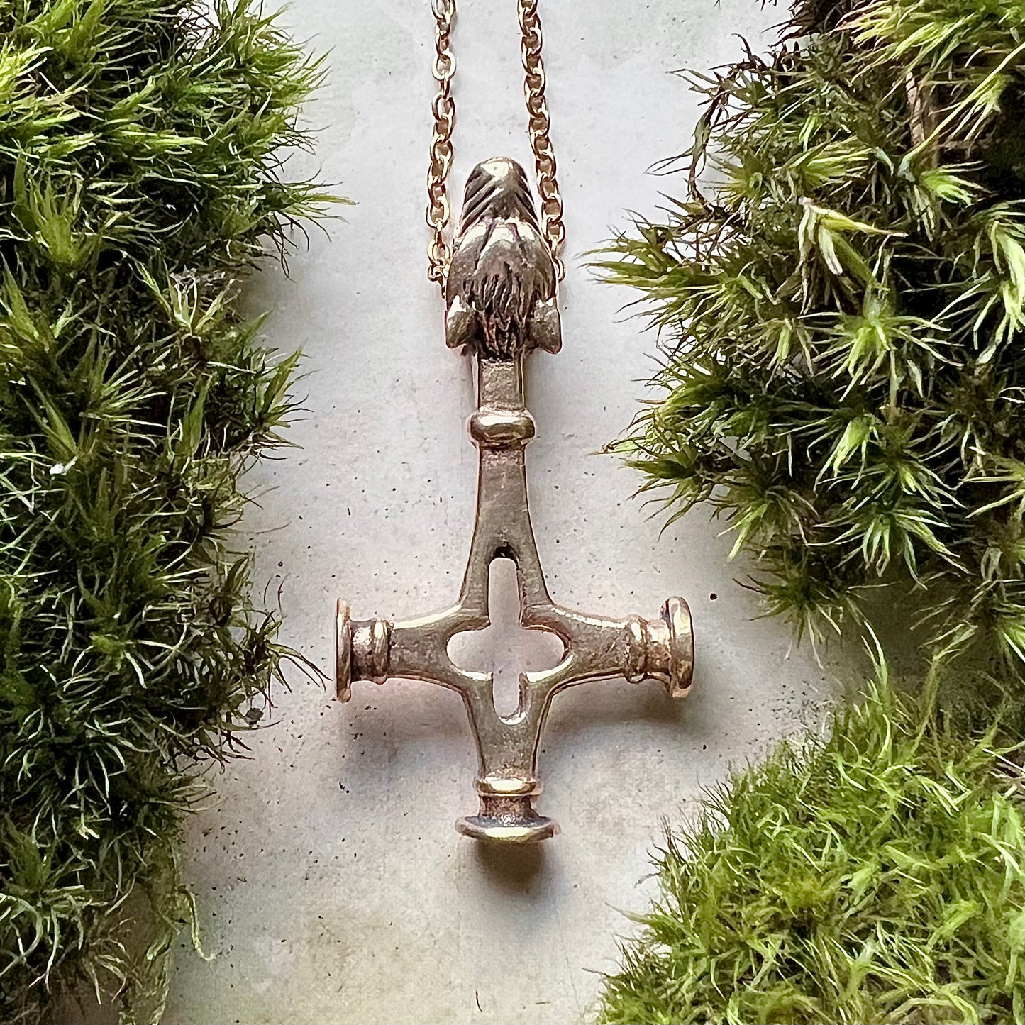 Vikingasmycke halsband med detaljerat vargkors i brons