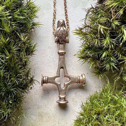 Vikingasmycke halsband med detaljerat vargkors i brons