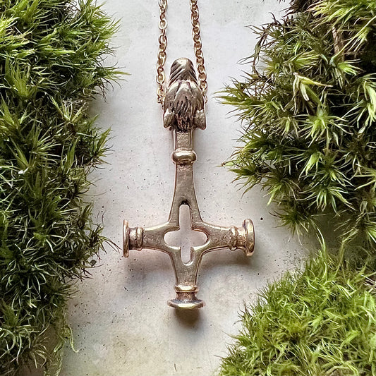 Vikingasmycke halsband med detaljerat vargkors i brons