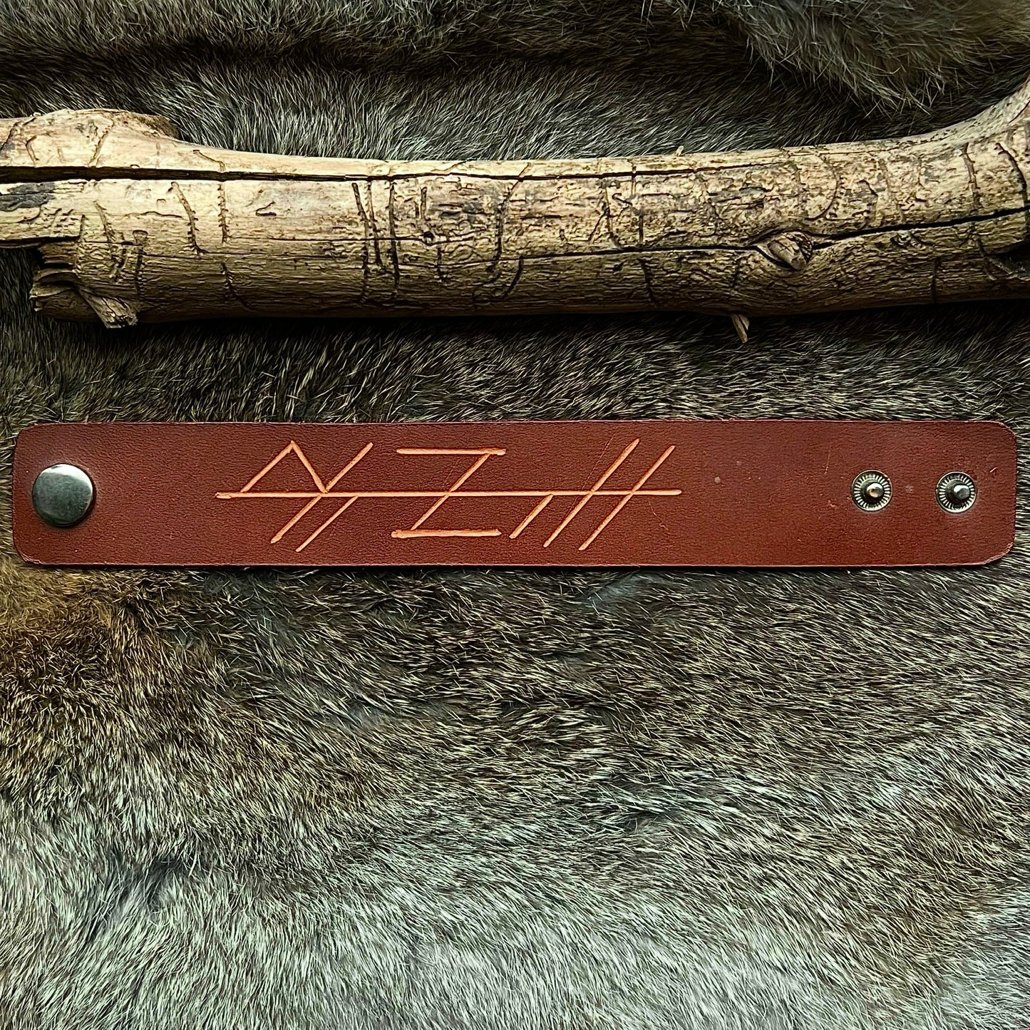 Läderarmband med utskuren bindruna ’Valhall’, brunt