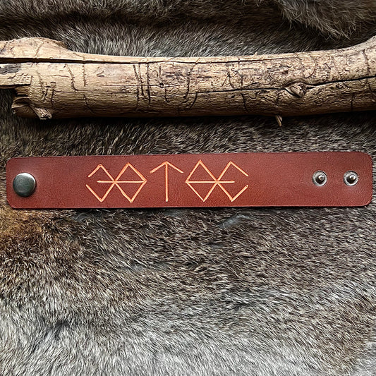Läderarmband med utskurna runor ’bärsärk’ och Tyrs runa, brunt