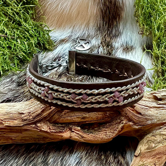 Tenntrådsarmband med lila glaspärlor