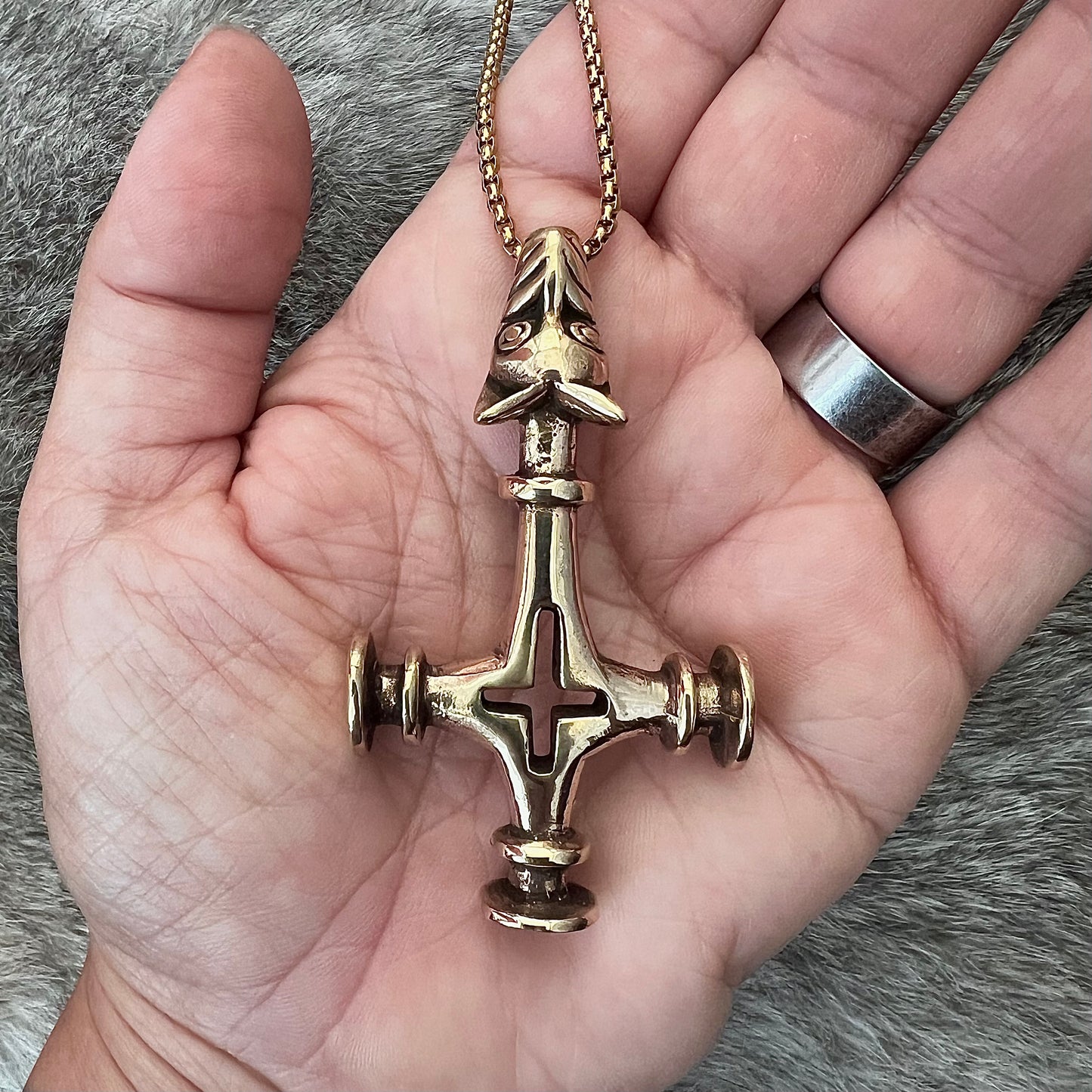 Vikingasmycke halsband med stort vargkors i brons