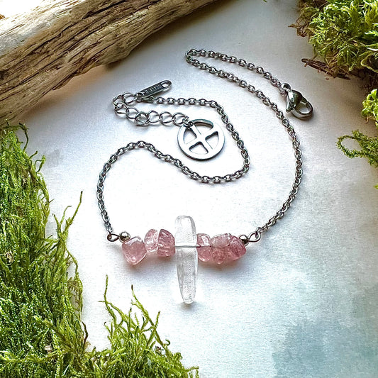 Vristlänk i rostfritt stål med jordgubbskvarts och bergkristall