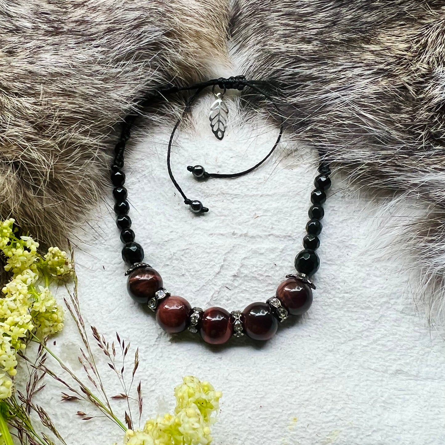 Bracelet with red tiger eye and faceted black onyx