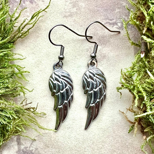 Örhängen ’Valkyria’ med silverfärgade vingar
